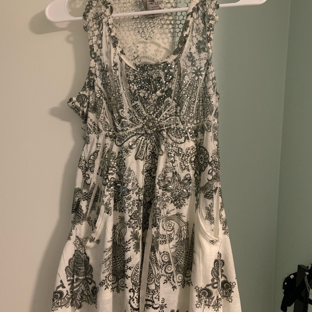 White and grey paisley top